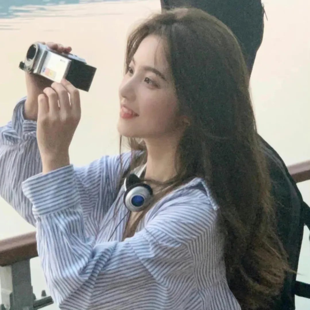 她在寒风中绽放